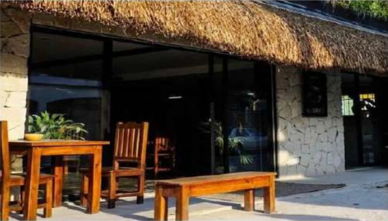Hostal Maka y Cafetería El Santo